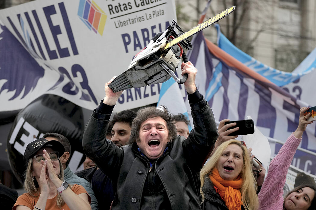 Хавьер Милей выступает перед сторонниками на фоне предвыборных плакатов